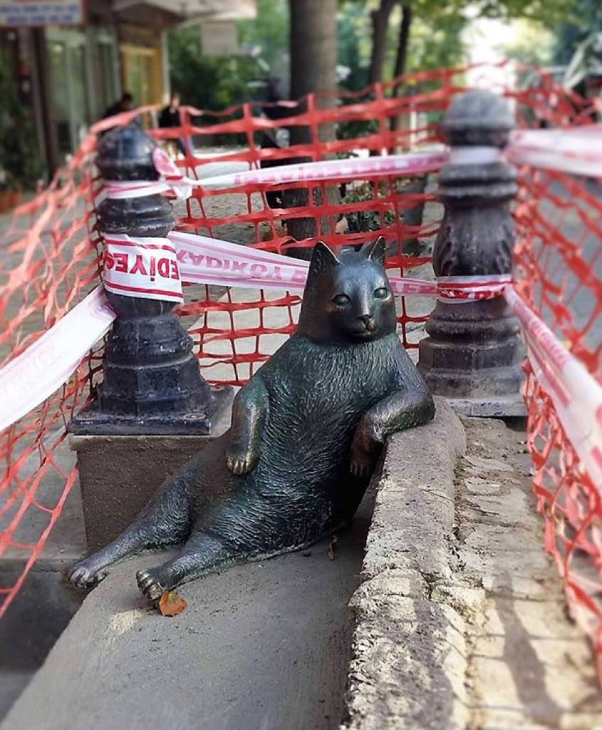 laid-back-cat-statue-tombili-istanbul-6